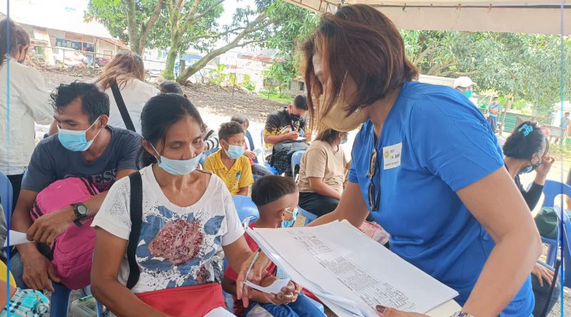 Usa sa mga ginikanan o benipisyaryo nga gi-asistir sa LGU- Gingoog City staff.