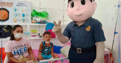 Police mascot naghatag lingaw sa mga bata.