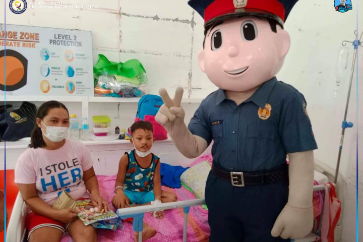 Police mascot naghatag lingaw sa mga bata.