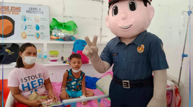 Police mascot naghatag lingaw sa mga bata.