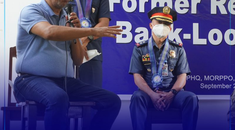 Gov. Unabia uban si 58th IB Commanding officer LtCol Ricky L. Canatoy ug kapulisan agi’g paghatod mensahe nga dunggon ang mga yangugo gikan sa former rebels.