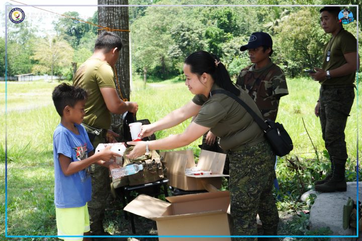 Taga- 58th IB nangtunol og pagkaon sa anak sa usa ka former rebel.