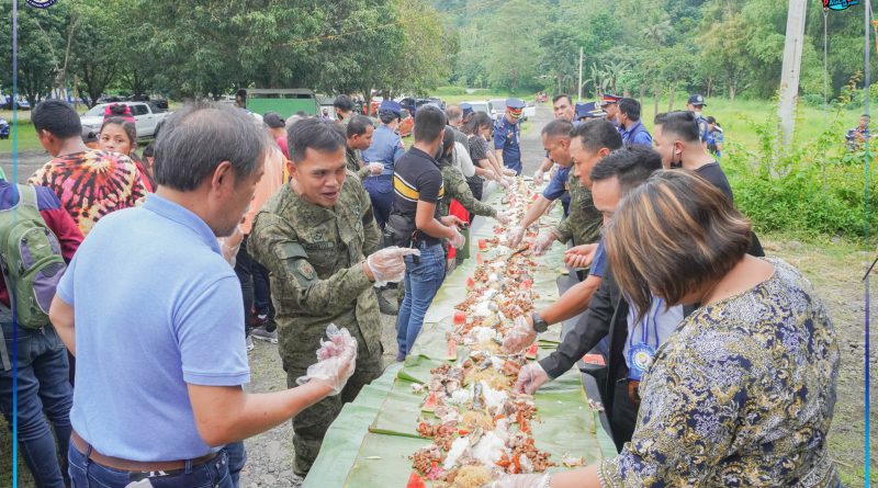 Anaa milakip sa boodle fight uban ang former rebels sila Gov. Unabia ug LtCol Canatoy.