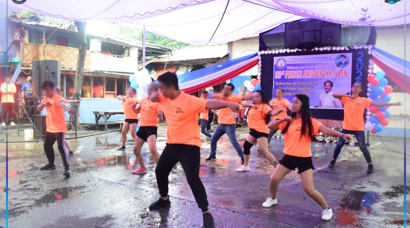 Puno sa energy ug kadasig nga misayaw ang mga inmates sa laing intermission number atol sa selebrasyon