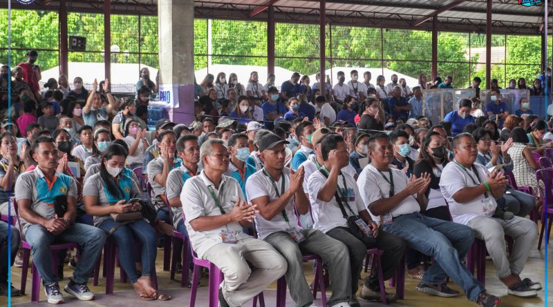 Mga empleyado sa LGU-Manticao nalipay nga anaa mitambong si Gov. Peter Unabia ug Kapitolyo Probinsyal sa flag raising.