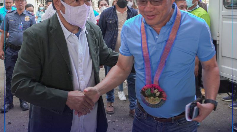 Gov. Peter Unabia nakiglamano ni Manticao Mayor Stephen Tan.