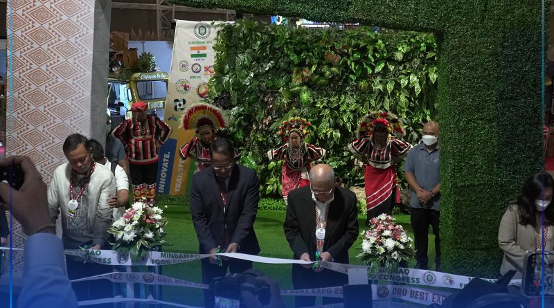 DOST- 10 USEC Sancho A. Mabborang kauban ang mga delegado diin nagbuhat sila sa ribbon cutting isip seremonya sa opisyal nga pag abri sa Mindanao Food Congress, National Science & Technology Week 2022, ug Oro Best Expo 2022.