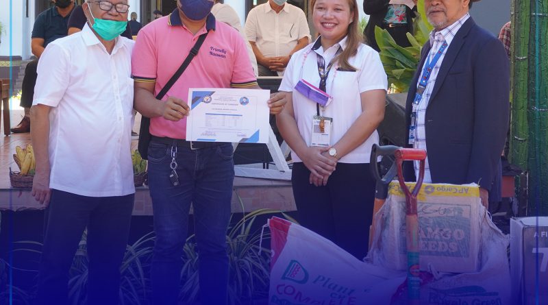 Gov. Peter Unabia uban ang DA RFO-10 gitunol ang farm inputs ug garden tools ngadto sa lungsod sa Naawan. Gidawat kini ni Municipal Agriculturist Manny Maglangit.