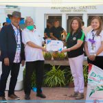 Gov. Peter Unabia uban ang DA RFO-10 gitunol ang farm inputs ug garden tools ngadto sa lungsod sa Balingasag. Gidawat kini ni Municipal Agriculturist Maridel Aplaca.