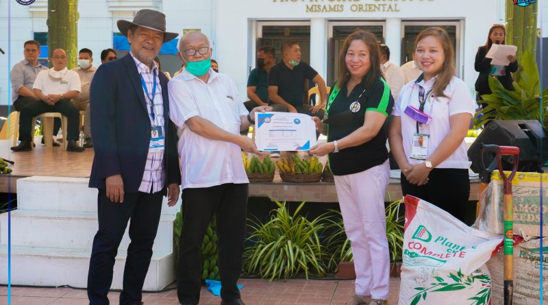 Gov. Peter Unabia uban ang DA RFO-10 gitunol ang farm inputs ug garden tools ngadto sa lungsod sa Balingasag. Gidawat kini ni Municipal Agriculturist Maridel Aplaca.