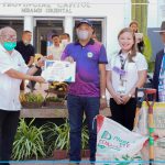 Gov. Peter Unabia uban ang DA RFO-10 gitunol ang farm inputs ug garden tools ngadto sa lungsod sa Claveria. Gidawat kini ni Municipal Agriculturist Pat Dumaloan.