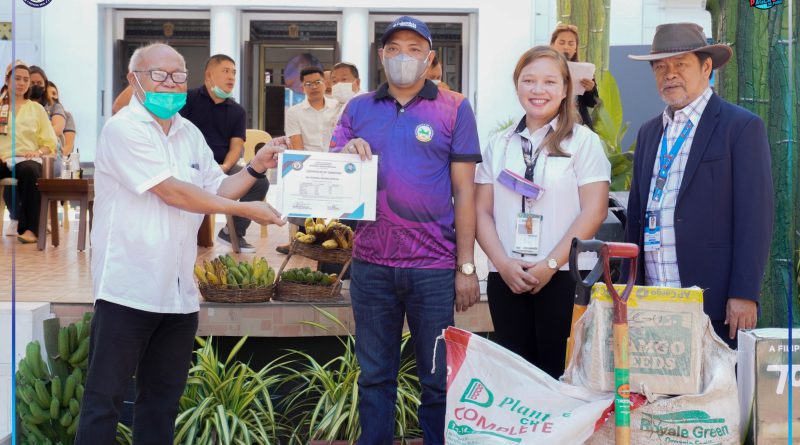 Gov. Peter Unabia uban ang DA RFO-10 gitunol ang farm inputs ug garden tools ngadto sa lungsod sa Claveria. Gidawat kini ni Municipal Agriculturist Pat Dumaloan.