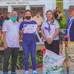 Gov. Peter Unabia uban ang DA RFO-10 gitunol ang farm inputs ug garden tools ngadto sa lungsod sa Manticao. Gidawat kini ni Municipal Agriculturist Clivic Jabil.