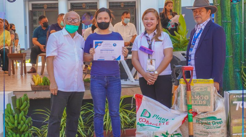 Gov. Peter Unabia uban ang DA RFO-10 gitunol ang farm inputs ug garden tools ngadto sa lungsod sa Manticao. Gidawat kini ni Municipal Agriculturist Clivic Jabil.