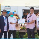Gov. Peter Unabia uban ang DA RFO-10 gitunol ang farm inputs ug garden tools ngadto sa dakbayan sa Gingoog. Gidawat kini ni Municipal Agriculturist Ram Landiza.