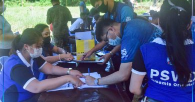 Mga kawani sa PSWD ug TESDA atol sa registration sa wala pa magsugod ang kalihokan.