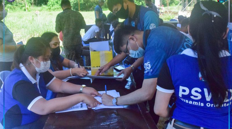 Mga kawani sa PSWD ug TESDA atol sa registration sa wala pa magsugod ang kalihokan.