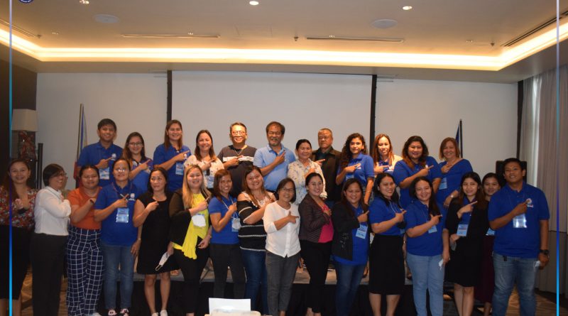 Mga Municipal Social Welfare and Development Officers ug Focal Persons sa Local Council for the Protection of Children (LCPC) kauban si Governor Peter Unabia ug Board Member Rey Buhisan.