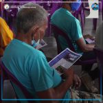 Usa ka lolo sa Balingoan nagbasa sa PAGLAUM pager nga hinimo sa MisOr PIO sulat ang mga balita nga nahitabo sa lalawigan.