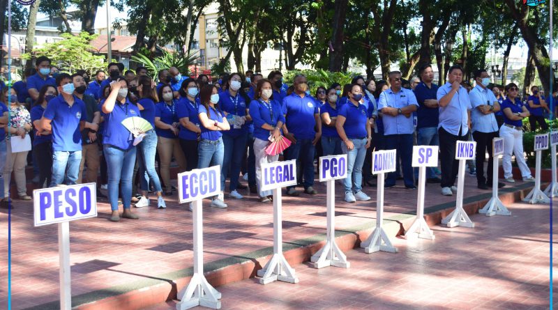 Mga empleyado sa Kapitolyo atol sa flag raising.