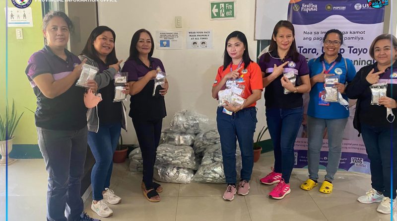 Uban si PHO- Nutrition Committee Head Marites Gomez ug staff nangtunol sa rice-mongo sesame cereals alang sa mga kabataan.