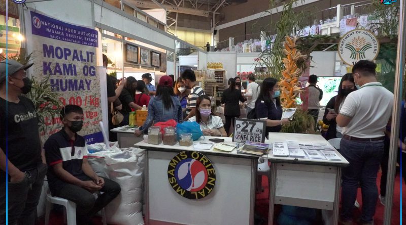 Booth display sa Department of Agriculture nga anaa ilang mga produkto sama sa NFA rice.