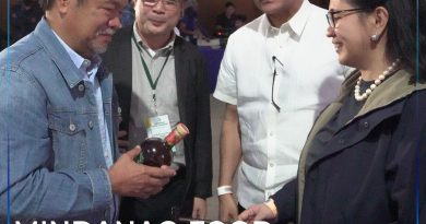 Si Gov. Peter Unabia uban si Oro Chamber President Raymundo Talimio Jr. ug ang Indian Business Forum Members nga nagkahisgot sa mga produktong gipasundayag sa Mindanao.