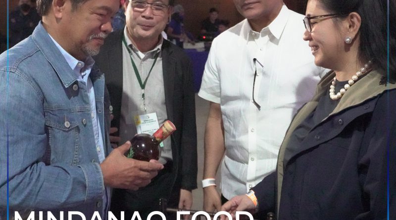 Si Gov. Peter Unabia uban si Oro Chamber President Raymundo Talimio Jr. ug ang Indian Business Forum Members nga nagkahisgot sa mga produktong gipasundayag sa Mindanao.