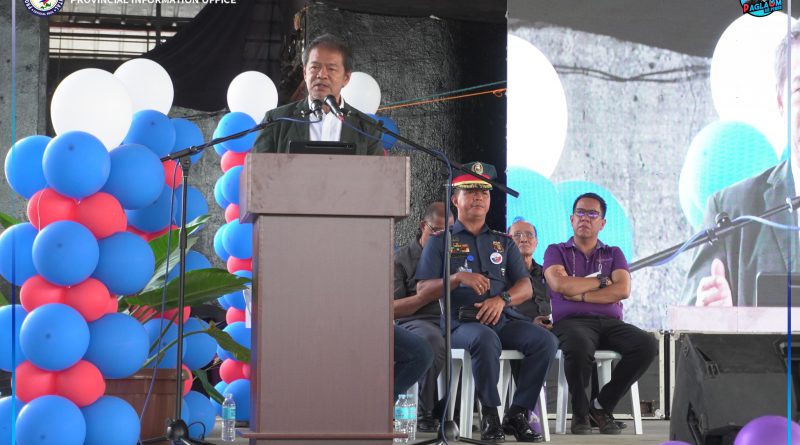 Si Gobernador Peter M. Unabia mihatod sa iyang mainitong panimbaya sa lungsod sa Manticao atol sa Serbisyong PAGLAUM nga programa.