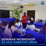 Special Assistant to the Governor (SAG) Virgelia “Bing” Dumadag midasig sa tanang benepisyaryong mga kabataan nga taga-Villanueva alang sa livelihood program.