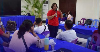 Special Assistant to the Governor (SAG) Virgelia “Bing” Dumadag midasig sa tanang benepisyaryong mga kabataan nga taga-Villanueva alang sa livelihood program.