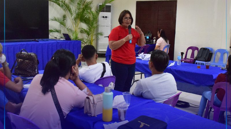 Special Assistant to the Governor (SAG) Virgelia “Bing” Dumadag midasig sa tanang benepisyaryong mga kabataan nga taga-Villanueva alang sa livelihood program.