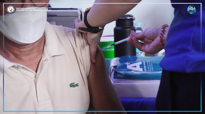 Pagtupok og COVID-19 vaccine sa mga residente.