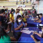 Pagtunol og mga reading eyeglasses alang sa mga Senior Citizens.