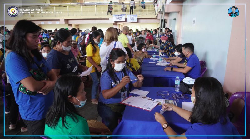 Pagtunol og mga reading eyeglasses alang sa mga Senior Citizens.