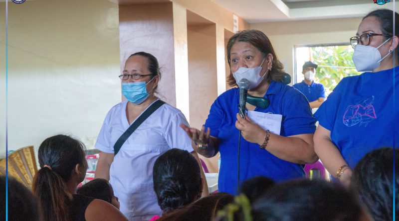 Si Ms. Hazel C. Ganas, Nurse IV sa Provincial Health Office maoy nanguna sa paghatag og dugang kahibalo alang sa mga mabdos.