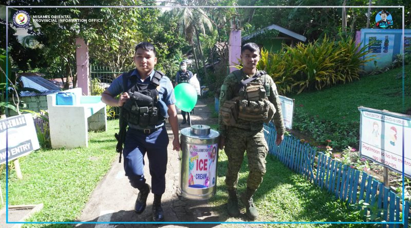Mga men in uniform lakip mitabang sa gipahigayong Adopt a Barangay project sa HRMO sa Barangay Banglay,Lagonglong, MisOr