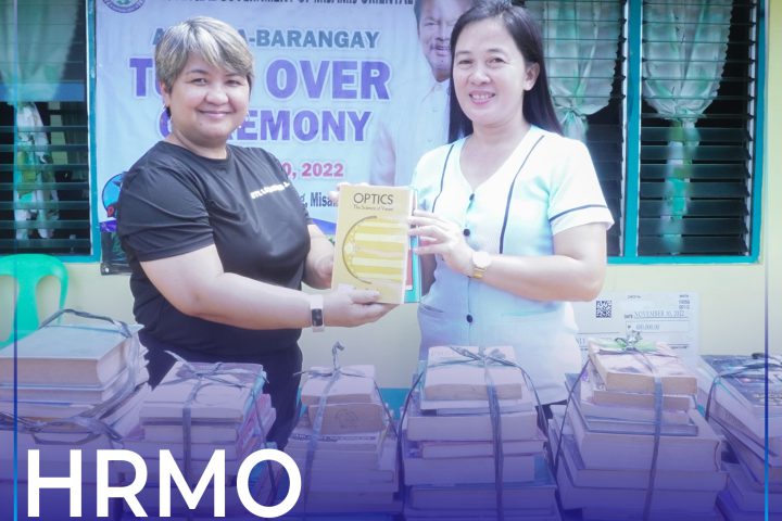 HRMO Head Atty. Jocelyn Lood-Mateo nanguna sa pagpanghatag sa mga libro ngadto sa eskwelahan sa maong lugar