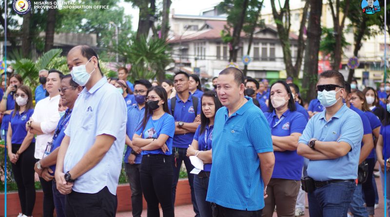 Provincial Health Officer Dr. Israel Peralta, Jr. atol sa flag raising nga mitamod sa mando ni Governor Peter Unabia.