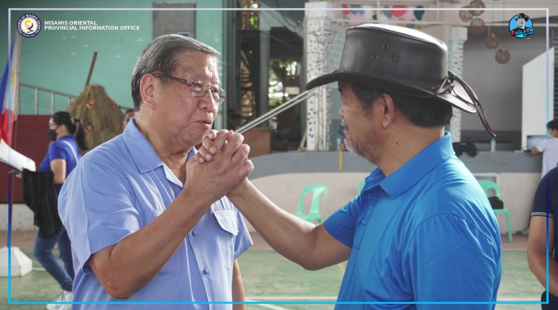 Si Francisco Lao nga usa ka poultry owner gikan sa Brgy. Sampatulog, Alubijid nakiglamano ni Governor Peter “Sr. Pedro” Unabia.