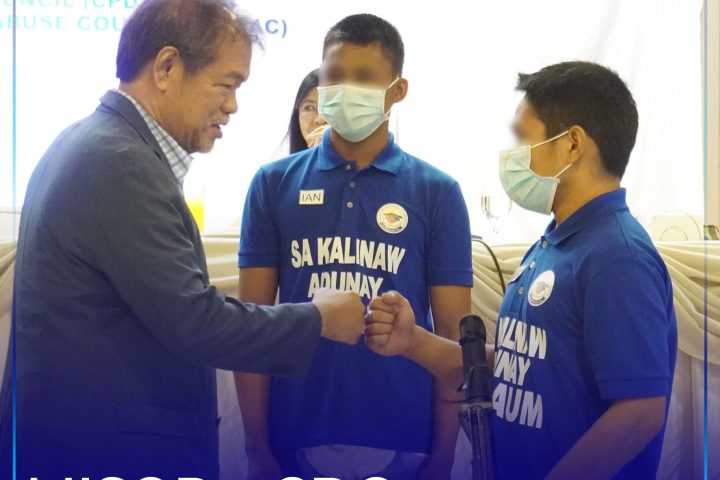 Gitimbaya ni Governor Peter Unabia ang usa sa mga former rebels.