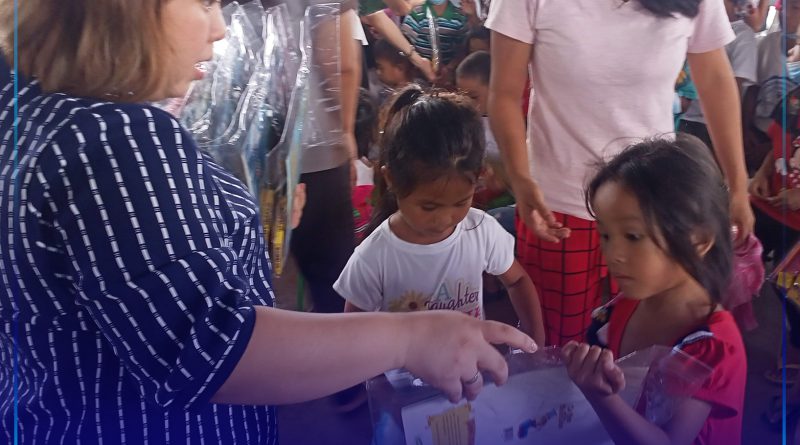 Lakip sa gitunol sa Provincial Library pinangunahan ni Provincial Librarian Richel Pajara mao ang mga libro ngadto sa mga bata