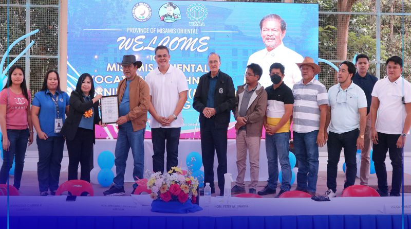 Governor Peter “Sr. Pedro” Unabia midawat sa Certification of TVET Program Registration pamatuod nga TESDA-approved ang pasilidad pinaagi ni TESDA-MisOr Provincial Director Marigold Cherie Garrido.