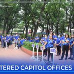 Mga empleyado sa Kapitolyo atol sa flag raising.