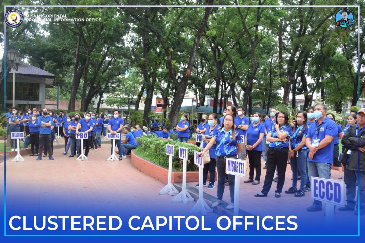 Mga empleyado sa Kapitolyo atol sa flag raising.