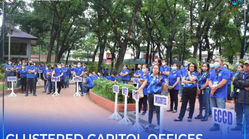 Mga empleyado sa Kapitolyo atol sa flag raising.