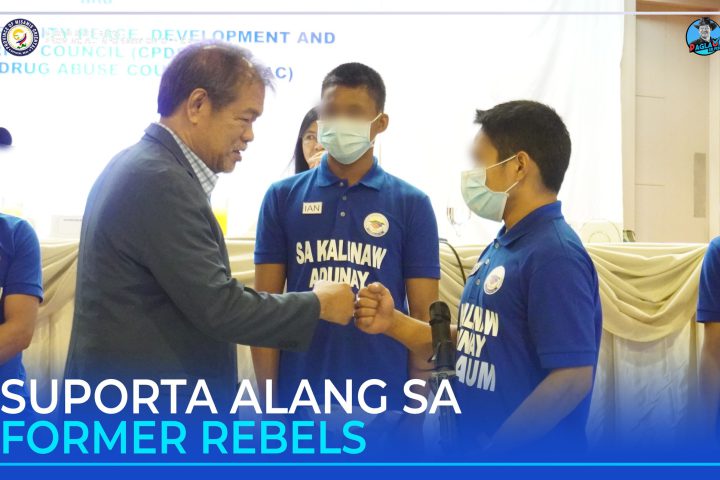 Governor Peter “Sr. Pedro” Unabia nakiglamano sa usa sa mga kanhing rebelde nga midangop na sa sabakan sa gobyerno.