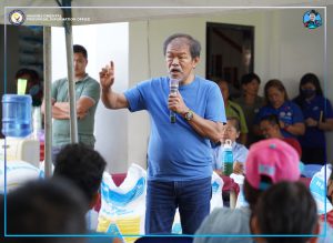 Governor Peter Unabia atol sa pagpangtunol og mga abuno ngadto sa Gingoog City farmers.