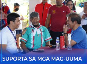 Governor Peter Unabia ug Gingoog City Mayor Erick Cañosa uban ang usa ka mag-uuma sa Gingoog City.