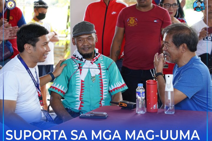 Governor Peter Unabia ug Gingoog City Mayor Erick Cañosa uban ang usa ka mag-uuma sa Gingoog City.